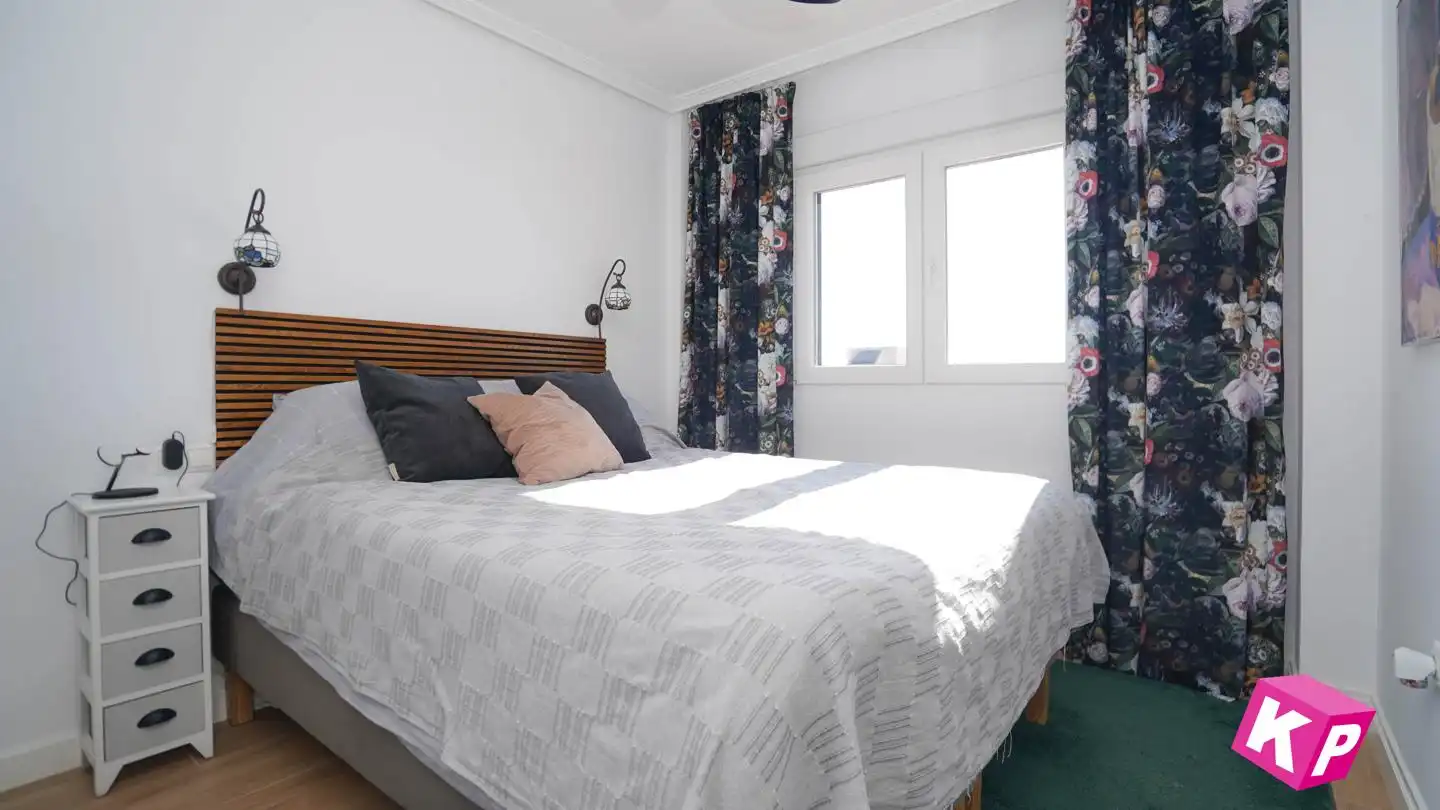 Schlafzimmer von Wohnung zum Verkauf in Santa Pola mit Klimaanlage, Heizung und Terrasse
