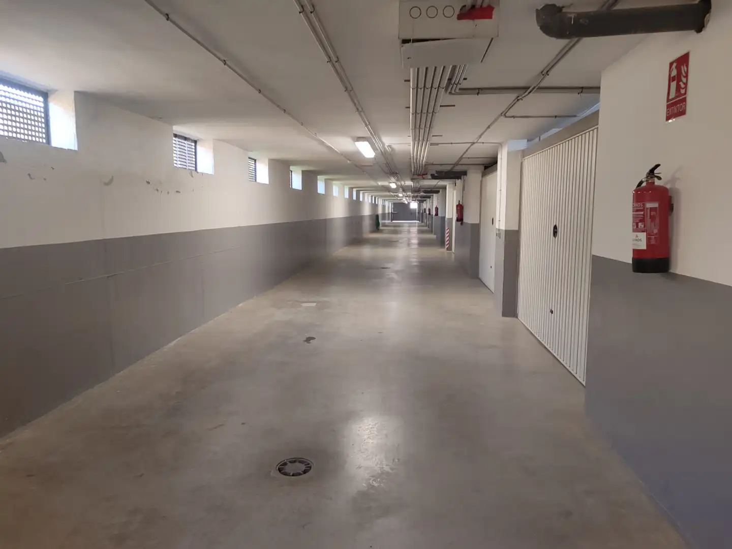 Parking de Casa adosada en venta en Utrera con Aire acondicionado, Calefacción y Terraza