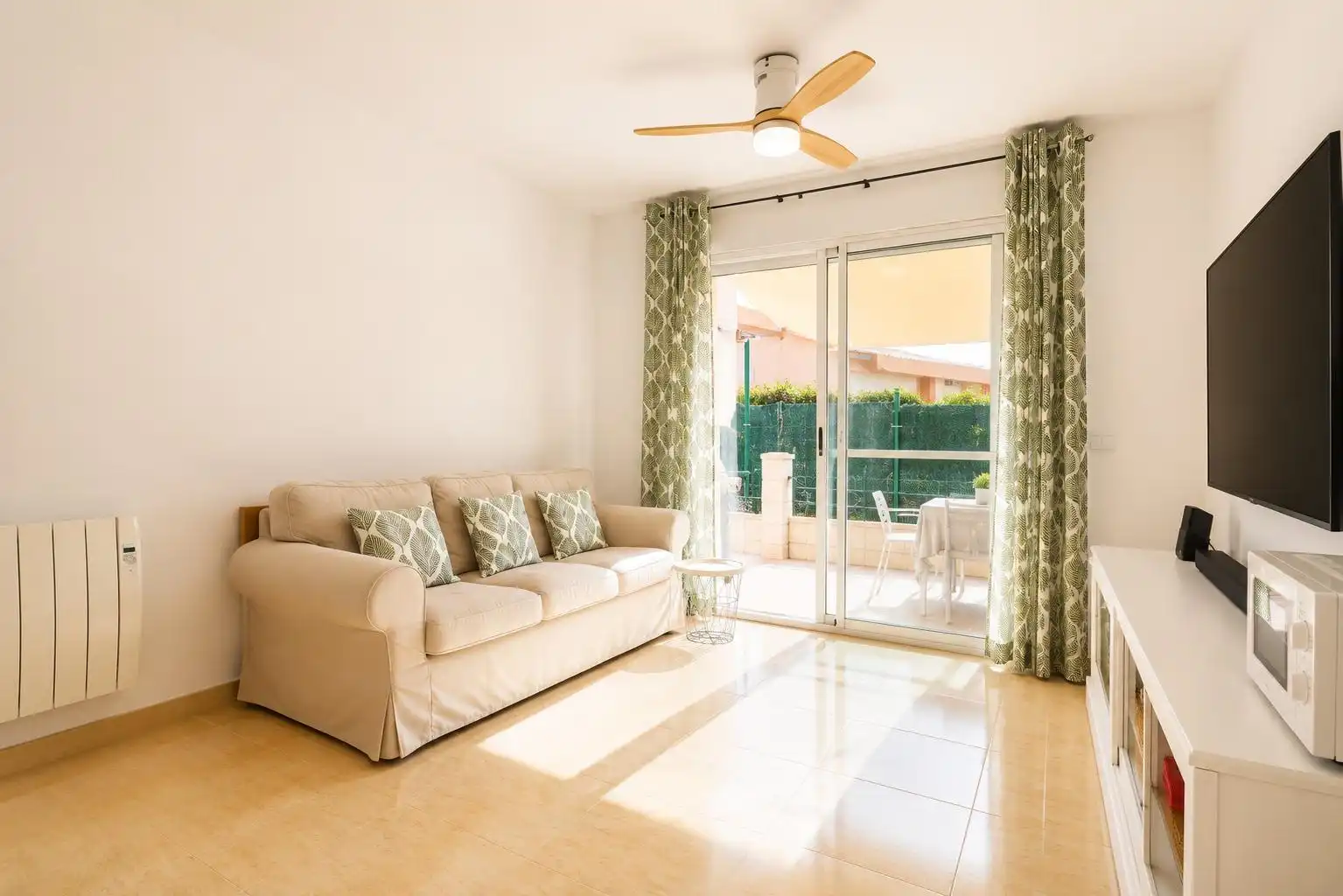 Sala d'estar de Casa o xalet en venda en Mont-roig del Camp amb Jardí privat, Terrassa i Piscina comunitària