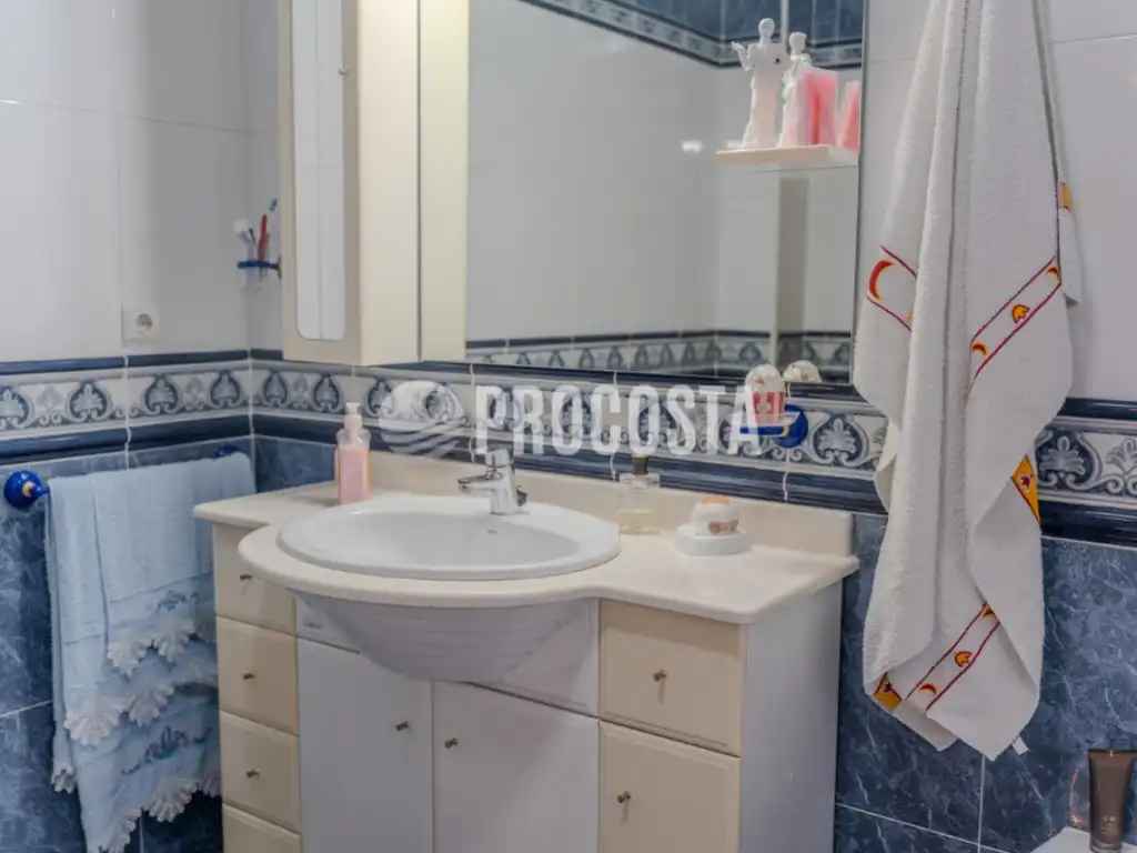 Bany de Casa o xalet en venda en Fuente Vaqueros amb Aire condicionat, Jardí privat i Terrassa