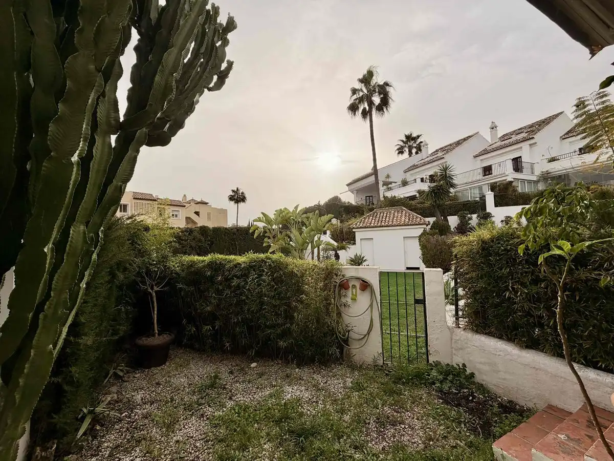 Jardín de Casa adosada en venta en Marbella con Aire acondicionado, Terraza y Alarma