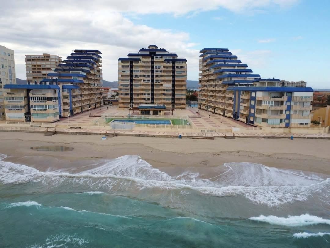 Vista exterior de Piso de alquiler en La Manga del Mar Menor con Terraza y Piscina comunitaria