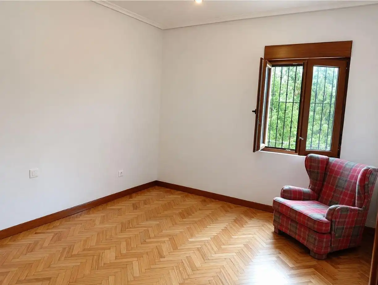 Sala d'estar de Casa o xalet en venda en Torrelavega  amb Calefacció, Terrassa i Traster