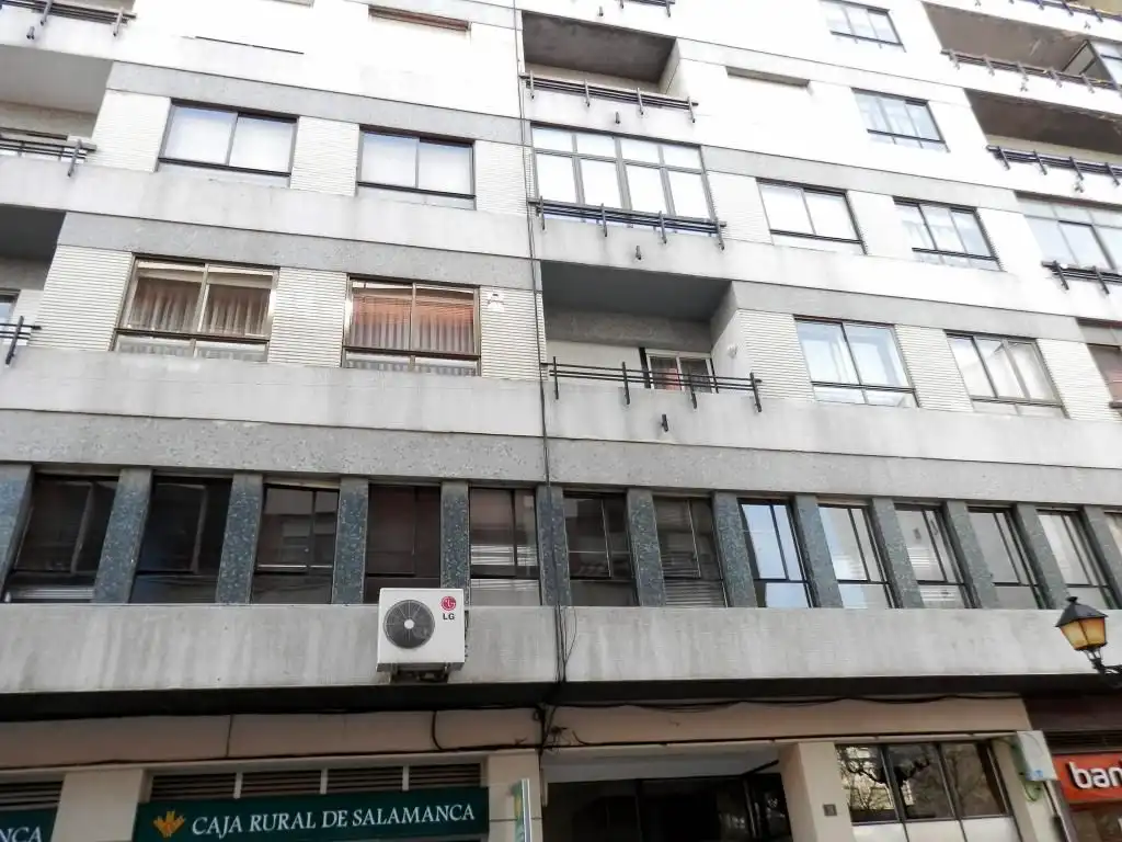 Außenansicht von Büro zur Miete in Medina del Campo mit Klimaanlage und Abstellraum