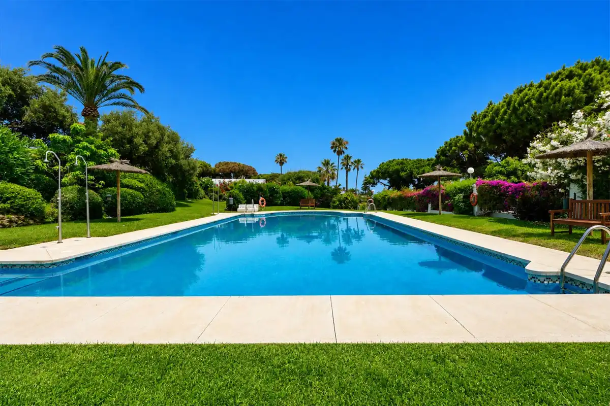 Piscina de Casa adosada en venta en Marbella con Aire acondicionado, Terraza y Piscina comunitaria