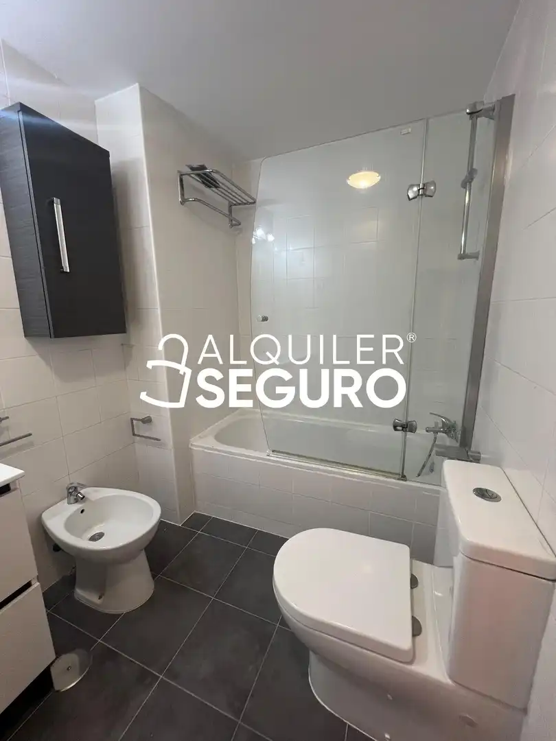 Badezimmer von Wohnung zur Miete in Madrid mit Klimaanlage, Heizung und Terrasse