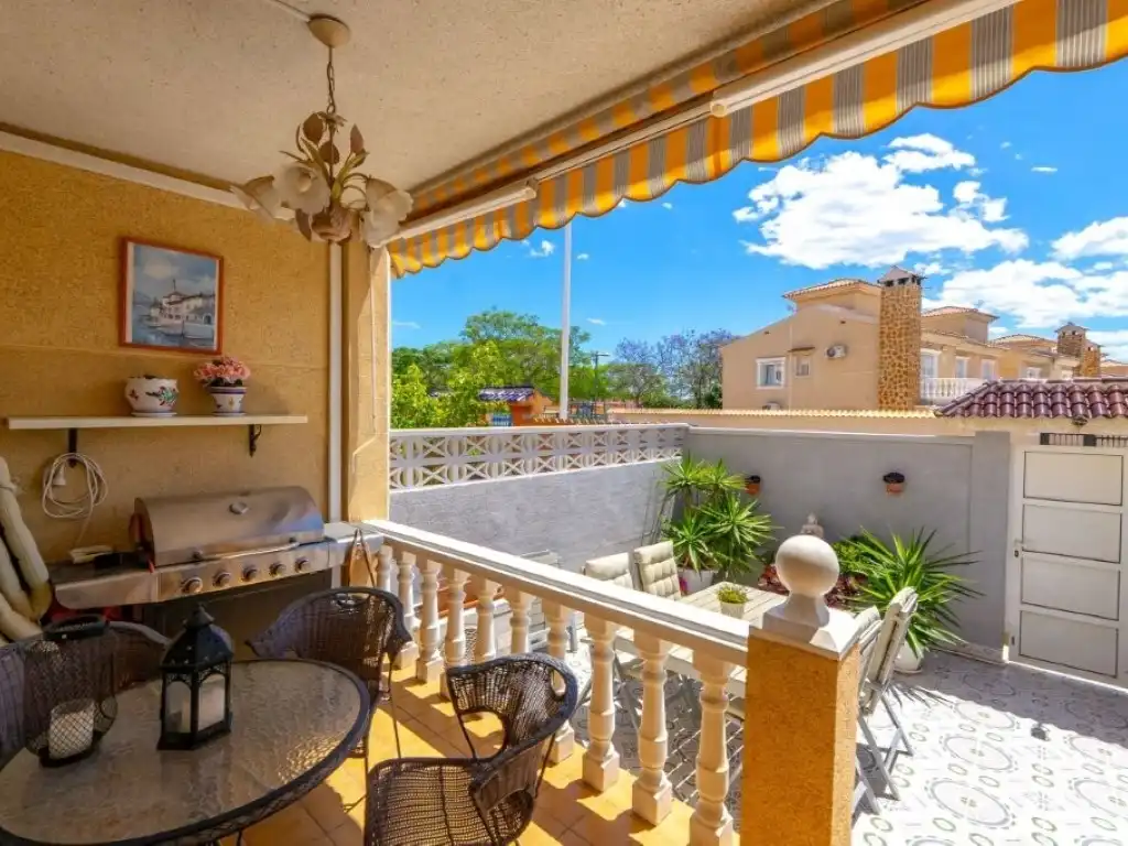 Terrasse von Einfamilien-Reihenhaus zum Verkauf in Torrevieja mit Klimaanlage, Privatgarten und Schwimmbad