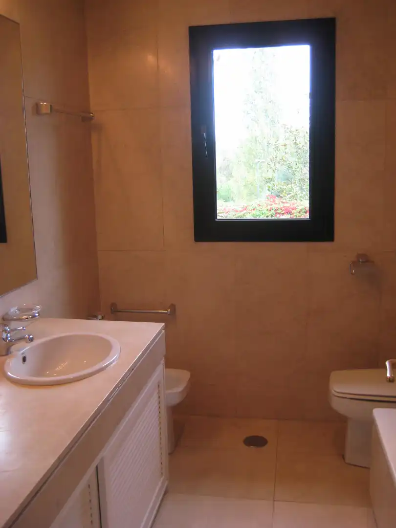 Baño de Casa o chalet de alquiler en Pozuelo de Alarcón con Aire acondicionado, Jardín privado y Parquet
