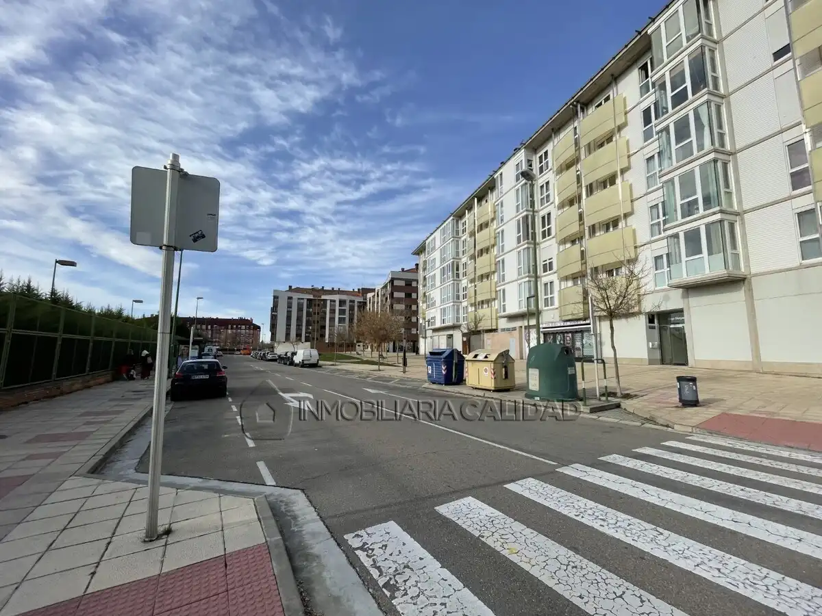 Vista exterior de Piso de alquiler en Burgos con Calefacción, Trastero y Amueblado