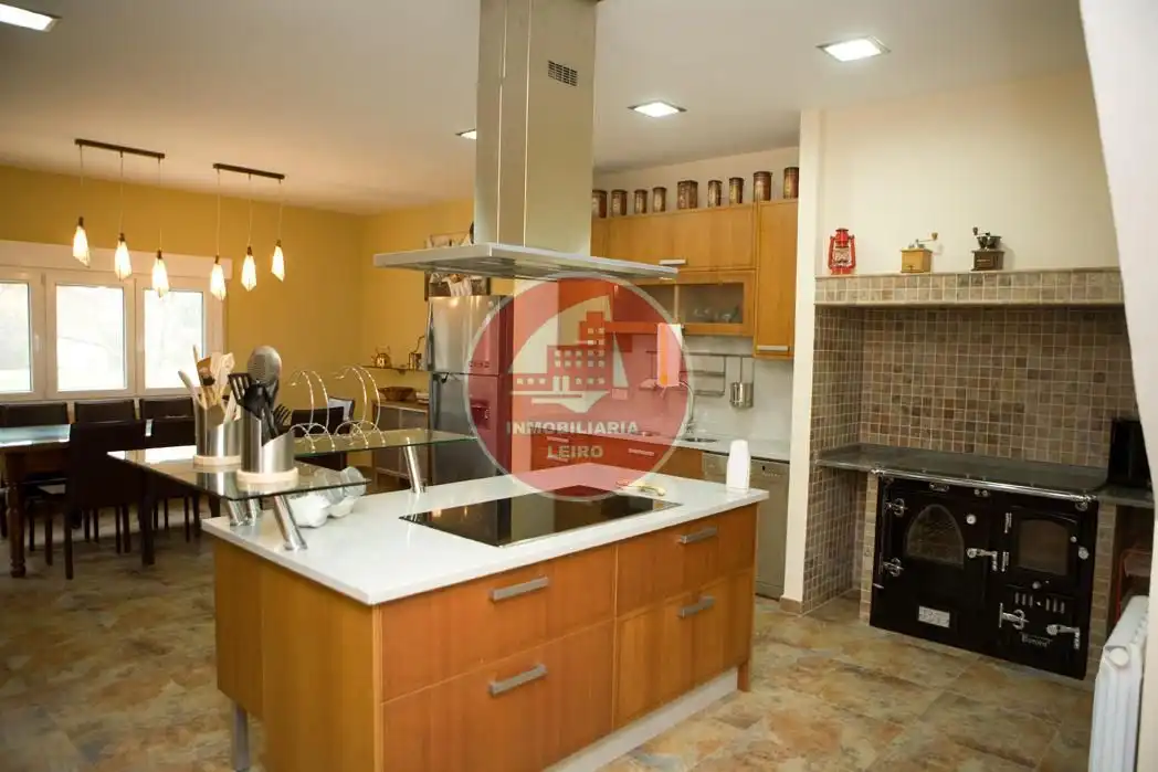 Cuina de Casa o xalet en venda en Pontevedra Capital  amb Jardí privat, Terrassa i Moblat