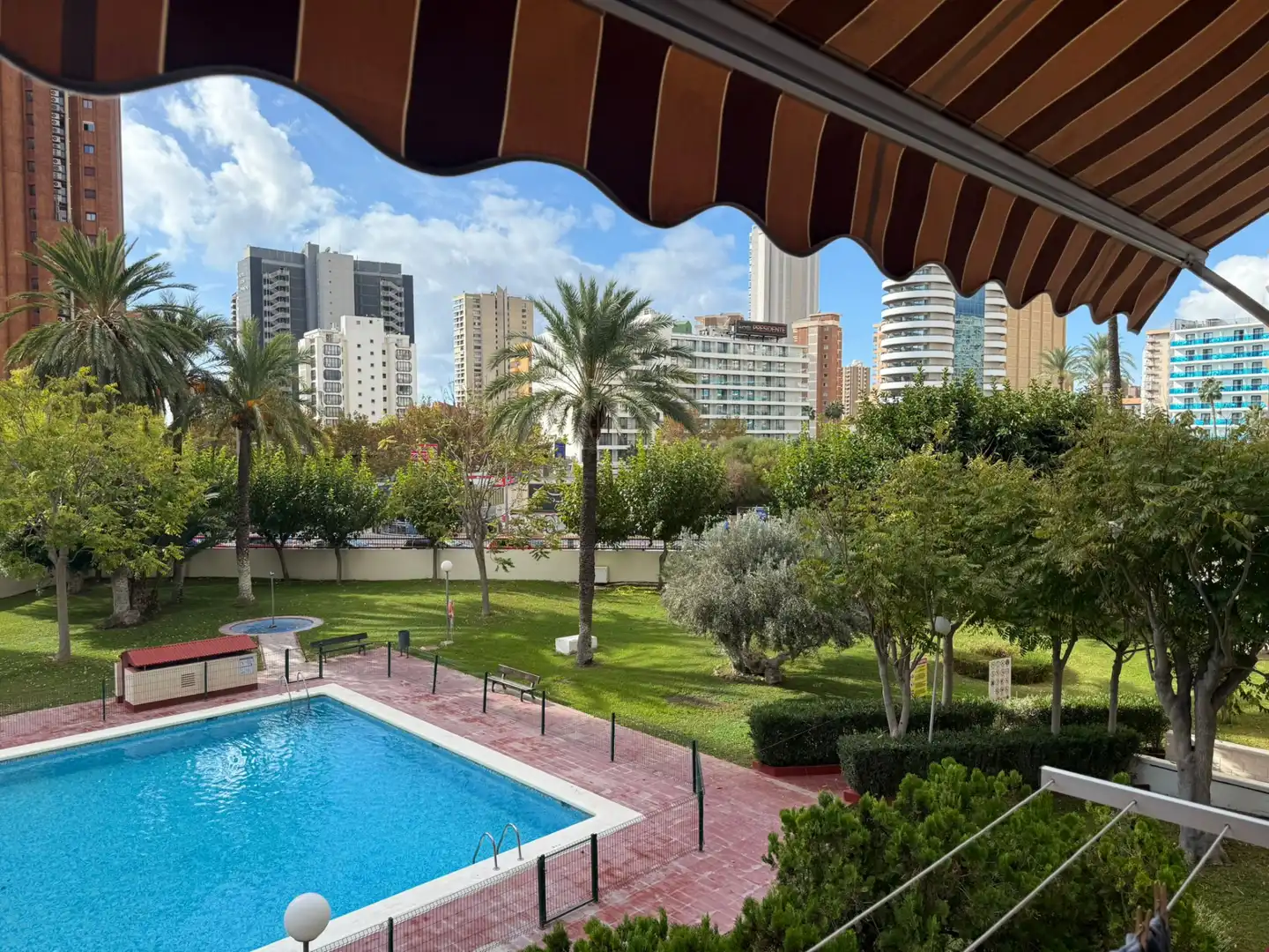 Piscina de Apartamento en venta en Benidorm con Aire acondicionado, Jardín privado y Amueblado
