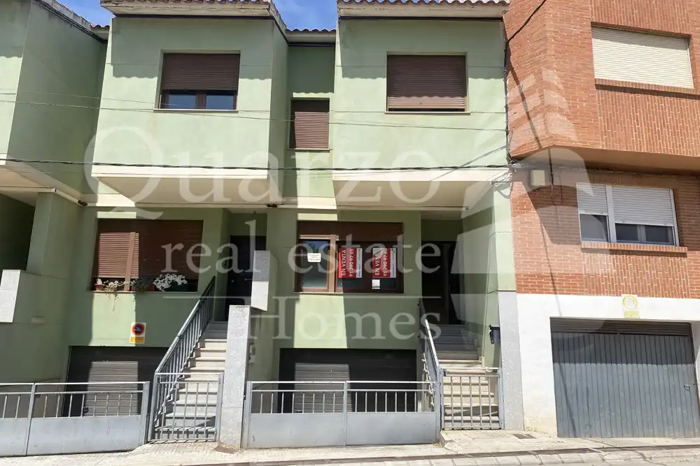 Vista exterior de Casa adosada en venda en El Bonillo amb Calefacció