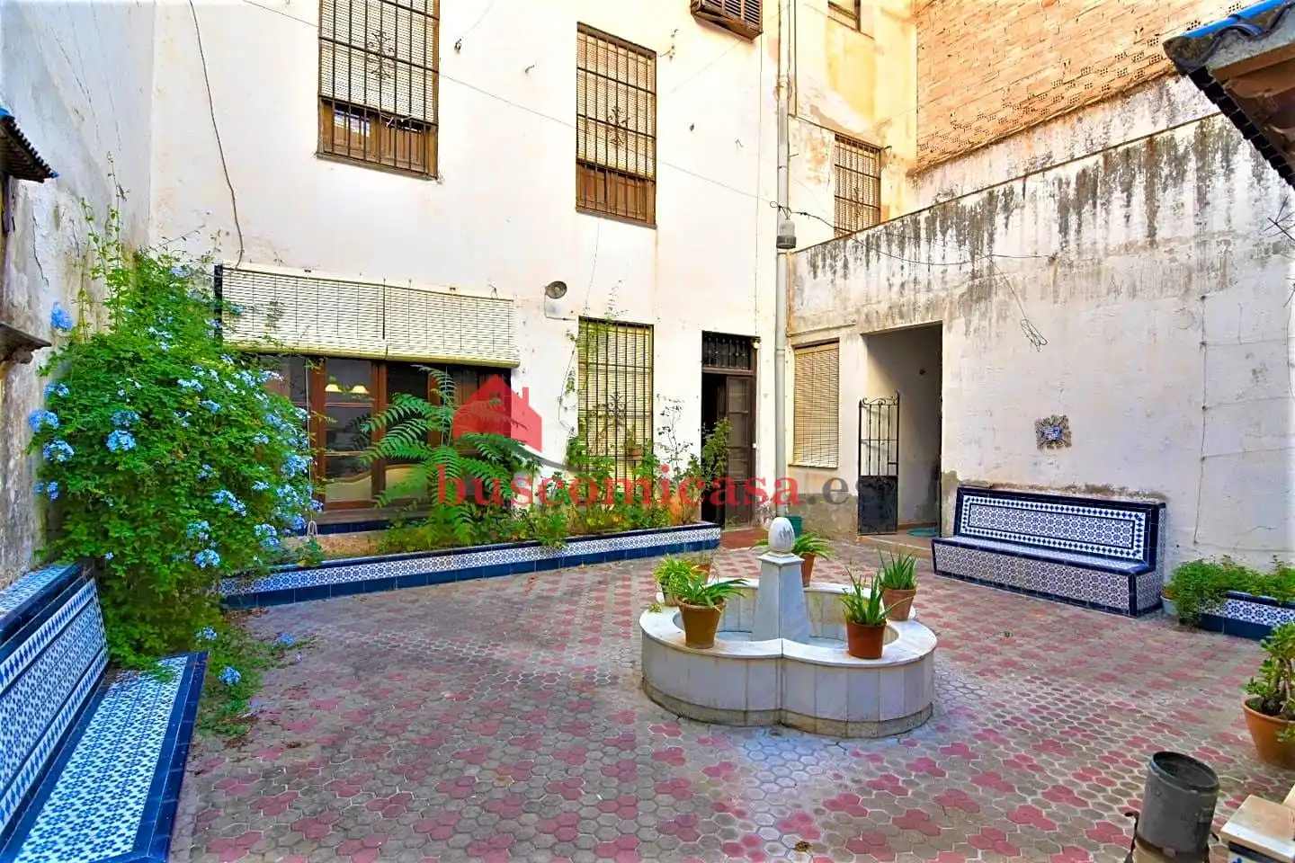 Vista exterior de Edificio en venta en Linares