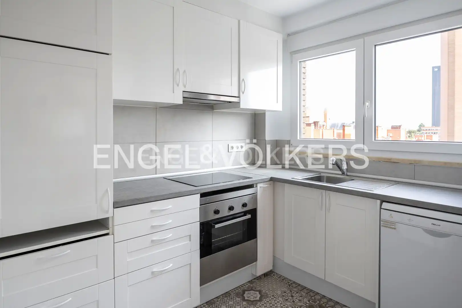 Küche von Wohnung zur Miete in  Madrid Capital mit Klimaanlage, Heizung und Parkett