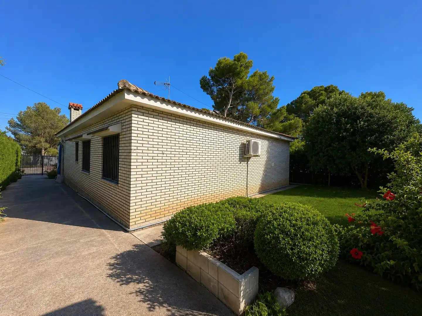 Vista exterior de Casa o xalet en venda en Mont-roig del Camp amb Aire condicionat, Calefacció i Jardí privat