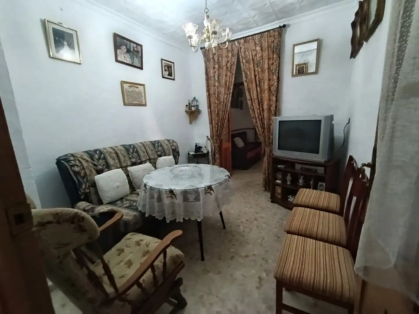 Sala d'estar de Casa adosada en venda en Iznájar amb Aire condicionat, Terrassa i Moblat