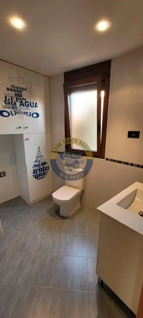 Bathroom of Houses for sale in Onzonilla  with Heating and Alarm