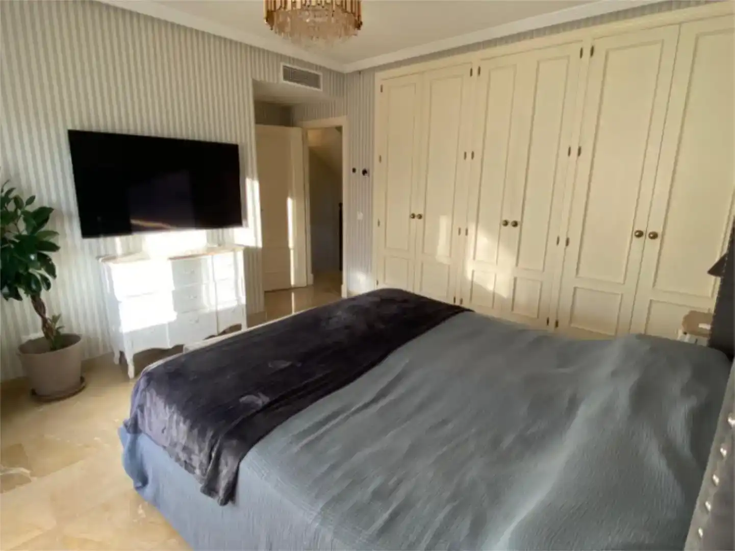 Dormitori de Casa adosada de lloguer en Marbella amb Aire condicionat, Piscina i Balcó