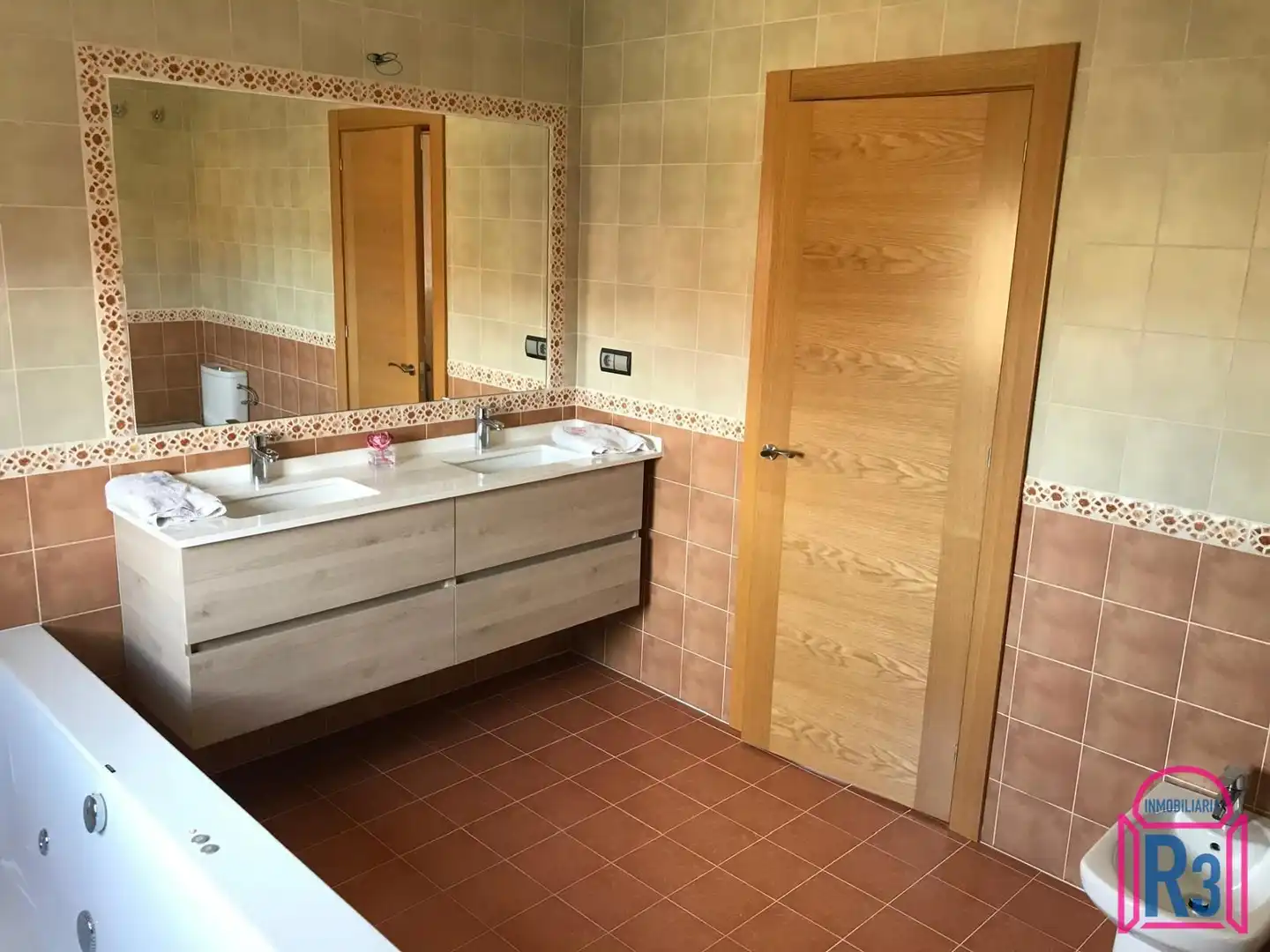 Bany de Casa adosada en venda en Cuadros amb Calefacció i Jardí privat