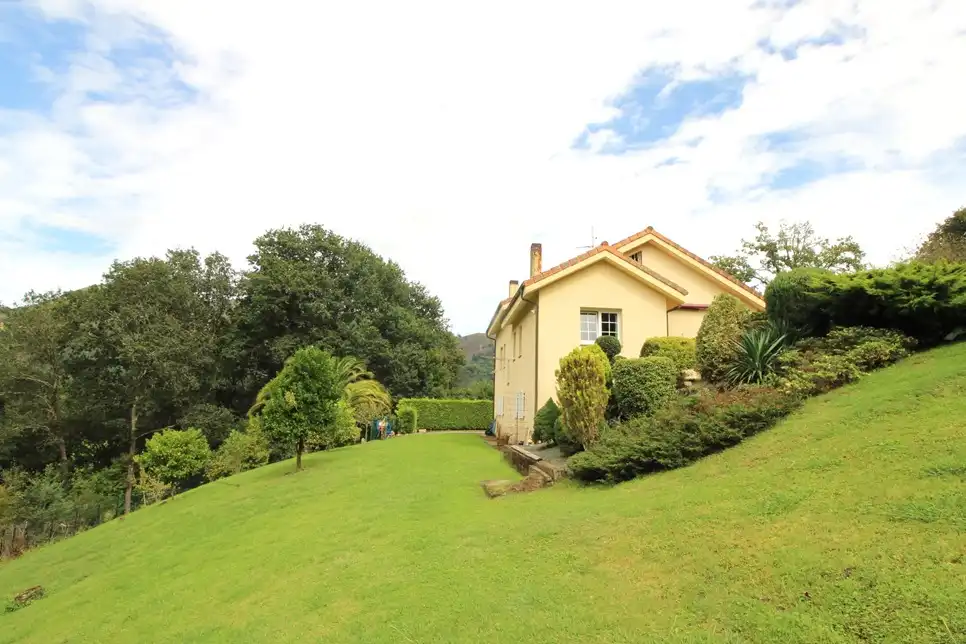 Jardín de Casa o chalet en venta en Parres con Piscina y Amueblado