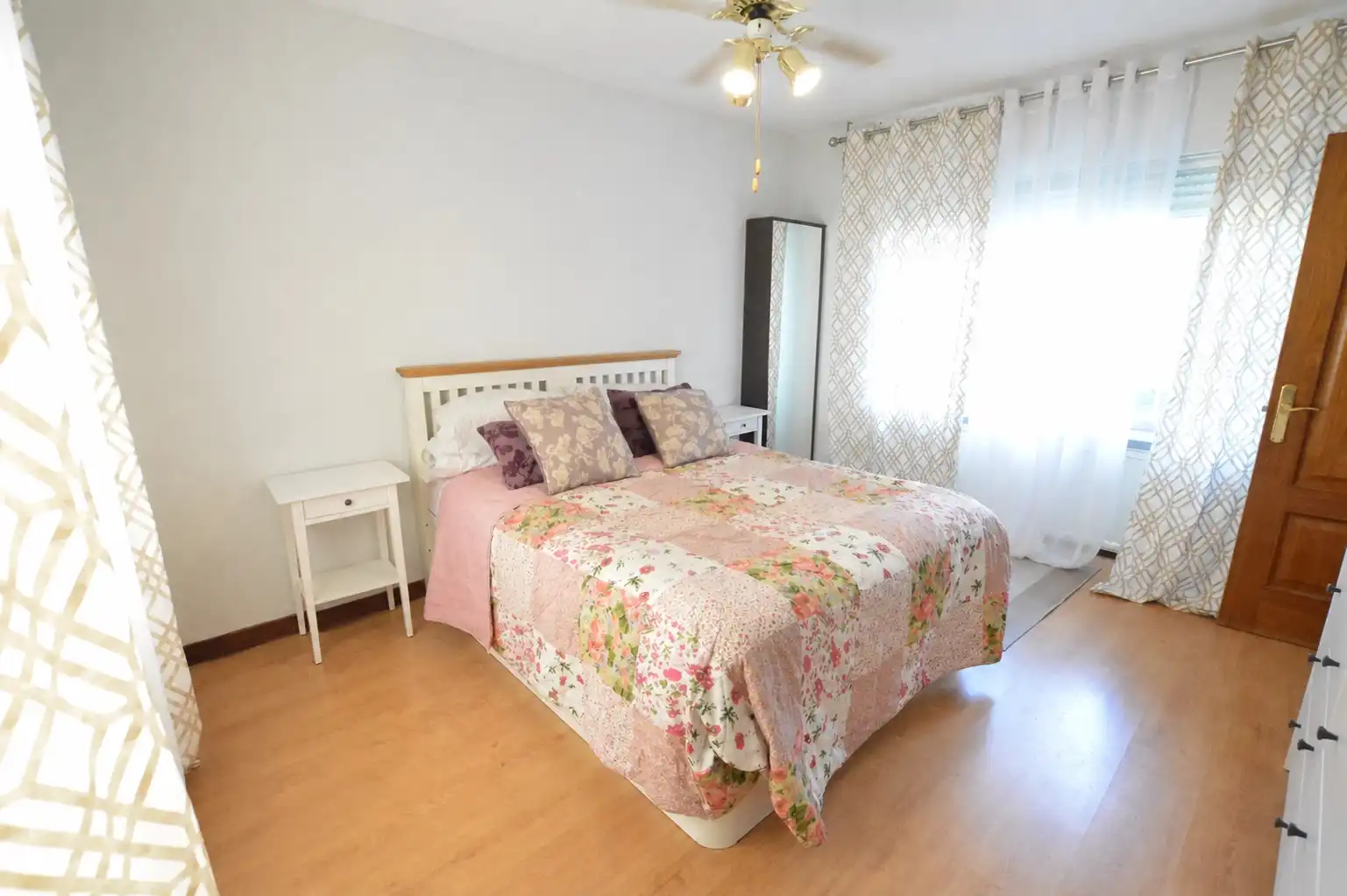 Habitación de Casa adosada en venta en Pozuelo de Alarcón con Aire acondicionado, Calefacción y Jardín privado