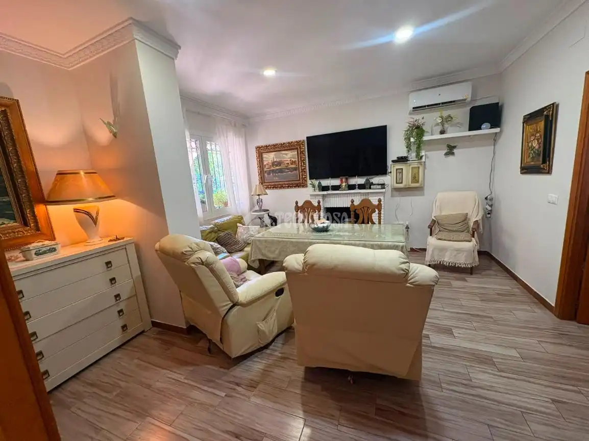 Sala d'estar de Casa o xalet en venda en Espartinas amb Aire condicionat, Piscina i Piscina comunitària
