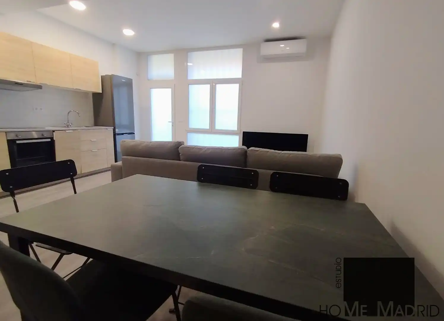 Sala d'estar de Estudi en venda en Madrid amb Aire condicionat i Moblat