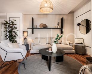 Sala d'estar de Apartament de lloguer en  Madrid Capital amb Aire condicionat, Calefacció i Moblat