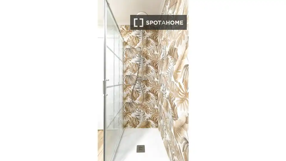 Bathroom of Flat for share in  Pamplona / Iruña  with Air Conditioner, Heating and Terrace