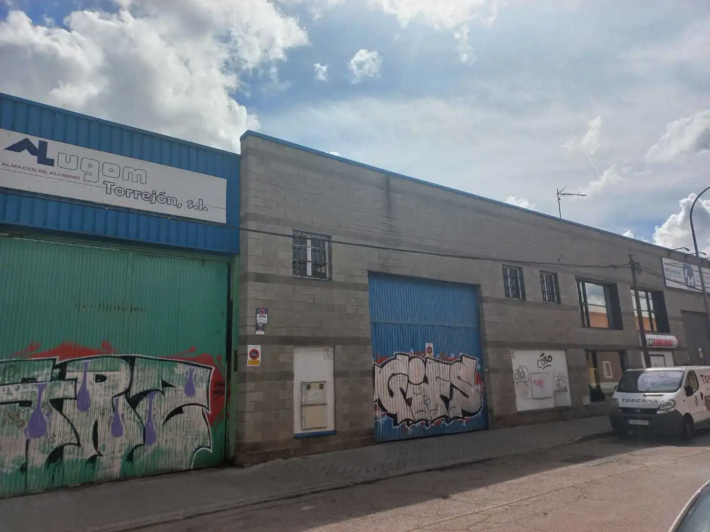 Außenansicht von Fabrikhallen zum Verkauf in Madrid