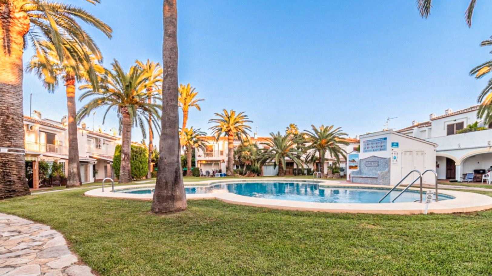 Außenansicht von Wohnungen zum Verkauf in Dénia mit Klimaanlage, Heizung und Privatgarten