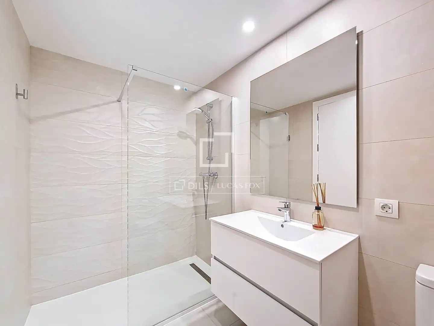 Badezimmer von Wohnung zur Miete in Vilanova i la Geltrú mit Klimaanlage, Heizung und Parkett