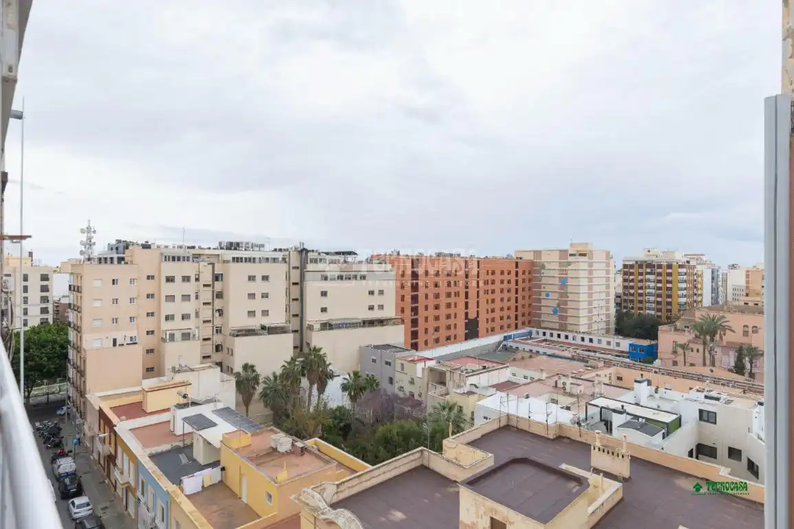 Vista exterior de Pis en venda en  Almería Capital amb Calefacció i Terrassa
