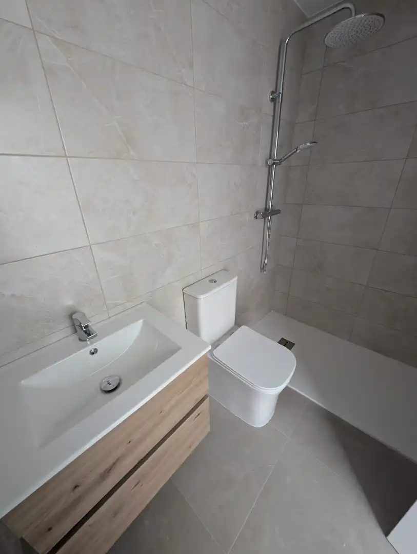 Badezimmer von Wohnung zum Verkauf in Lucena mit Klimaanlage, Heizung und Abstellraum