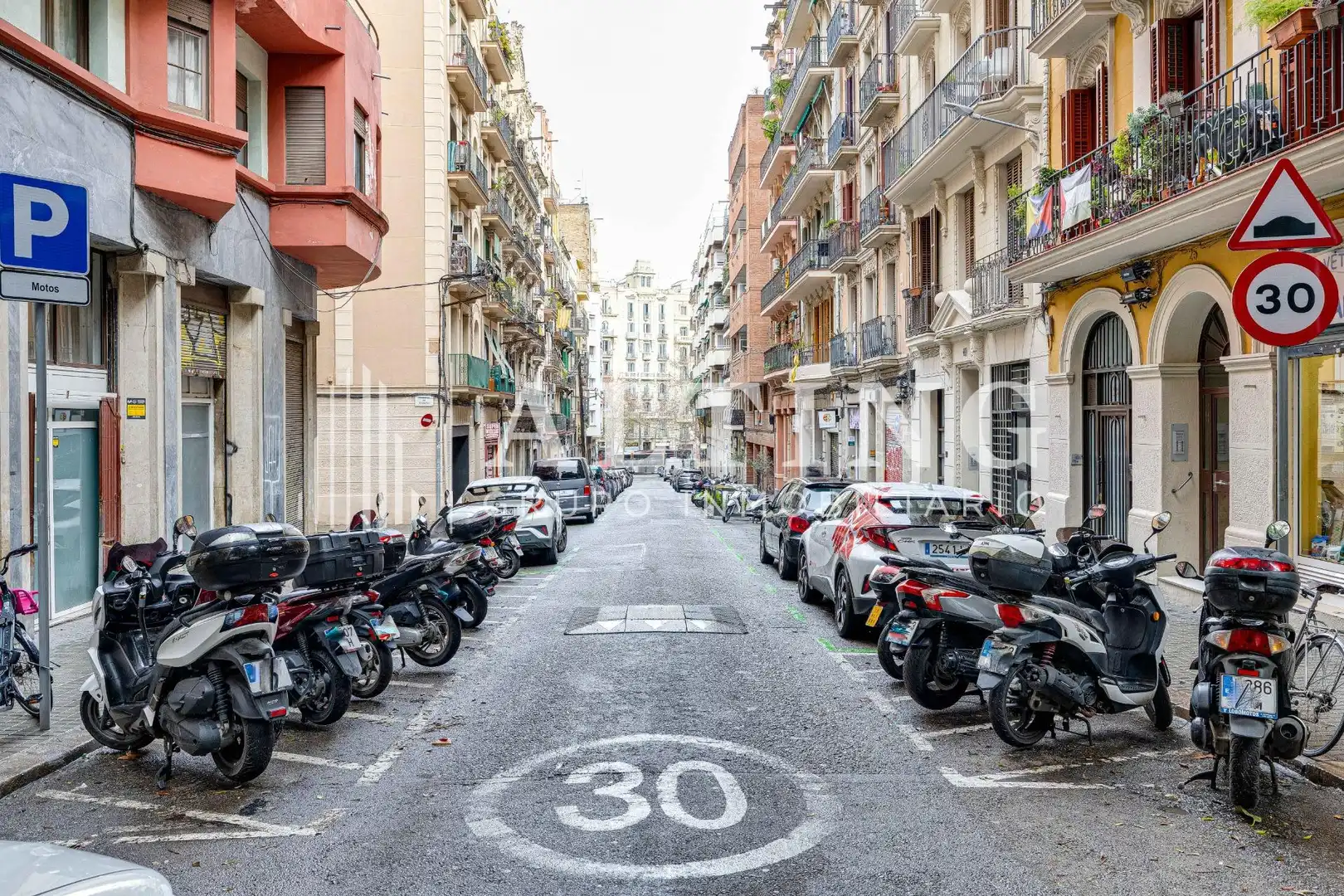 Vista exterior de Local en venda en Barcelona amb Aire condicionat i Moblat