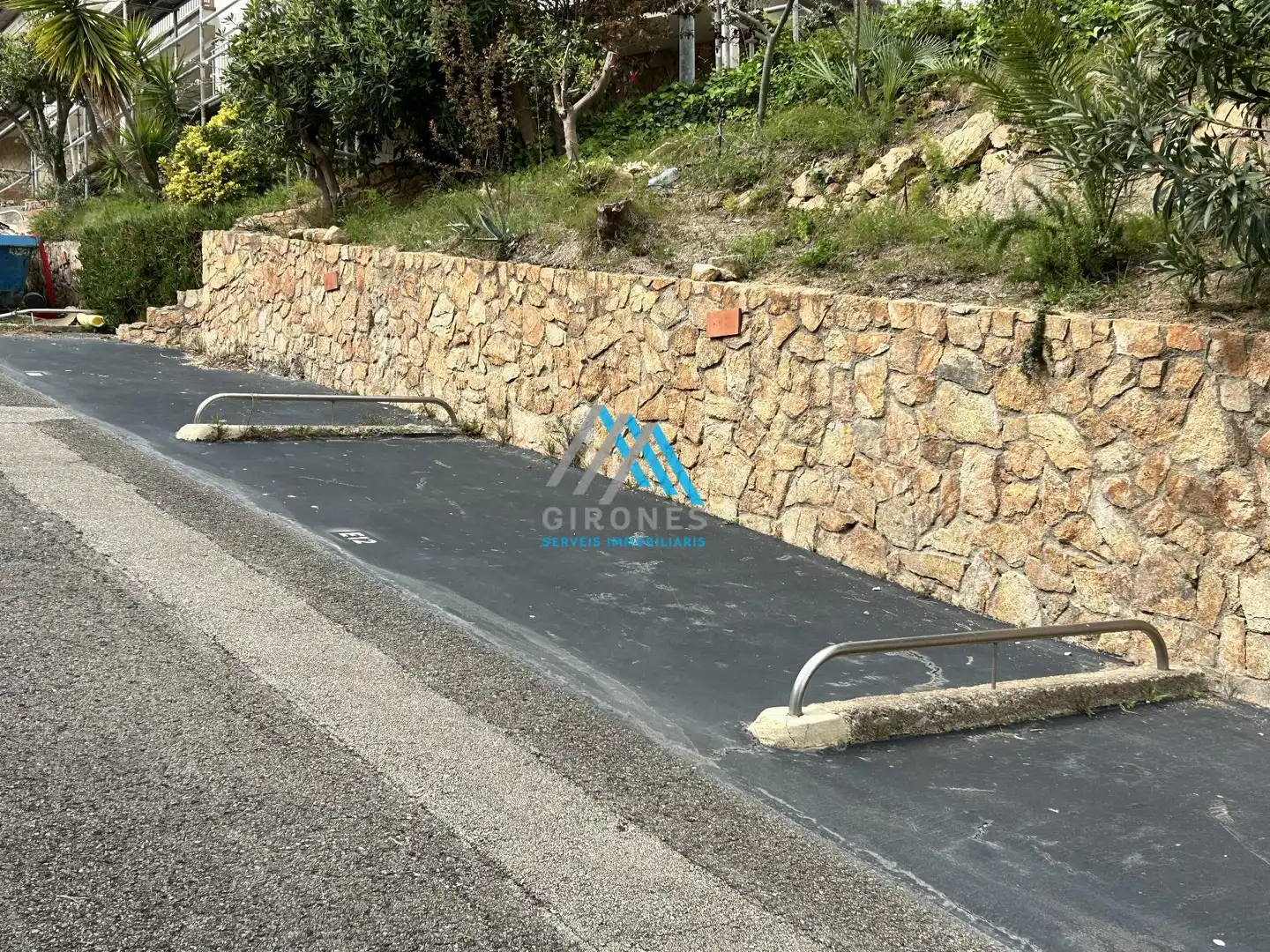Aparcament de Apartament de lloguer en Sant Feliu de Guíxols amb Calefacció, Terrassa i Alarma