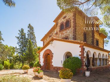 Xalet amb piscina en venda a Castellví de Rosanes