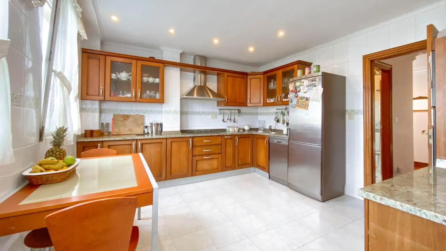 Küche von Einfamilien-Reihenhaus zum Verkauf in Santa Cruz de Bezana mit Heizung, Parkett und Abstellraum