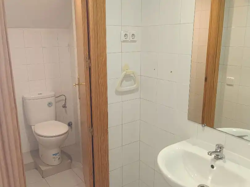 Baño de Local de alquiler en Arroyomolinos (Madrid) con Amueblado, Internet y Alarma