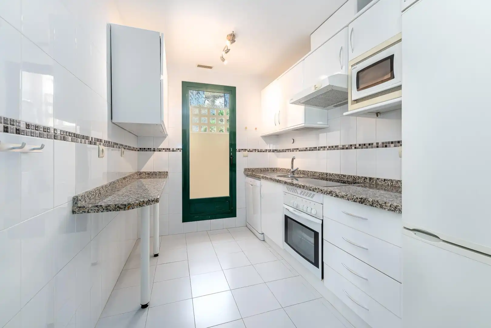 Cocina de Apartamento en venta en Benalmádena con Aire acondicionado, Calefacción y Jardín privado