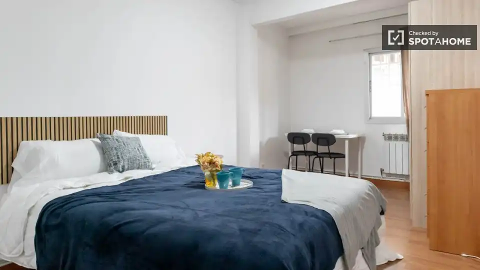 Bedroom of Flat for rent in Madrid  with Air Conditioner, Heating and Furnished