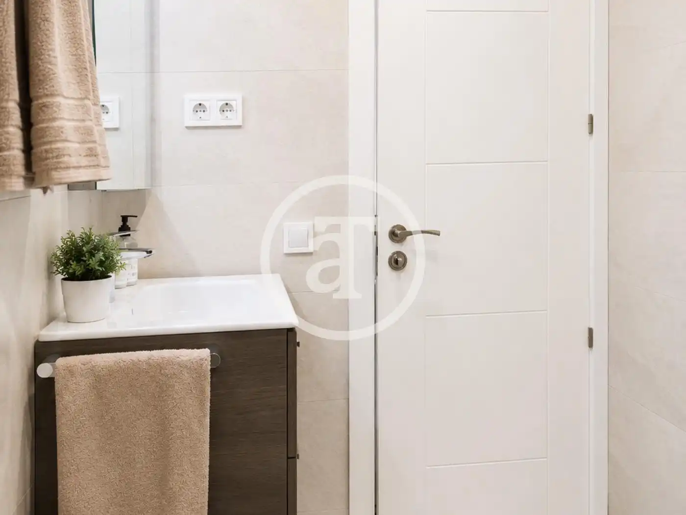 Bathroom of Flat for rent in Madrid  with Air Conditioner, Heating and Furnished