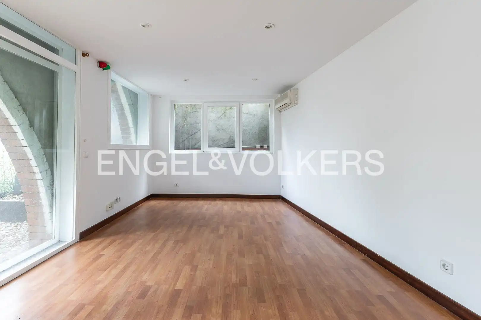 Sala d'estar de Casa adosada en venda en Sabadell amb Aire condicionat, Calefacció i Jardí privat