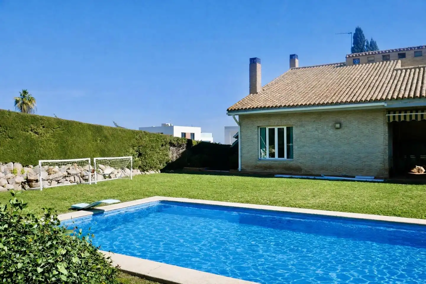 Piscina de Casa o xalet en venda en Tomares amb Aire condicionat, Jardí privat i Parquet