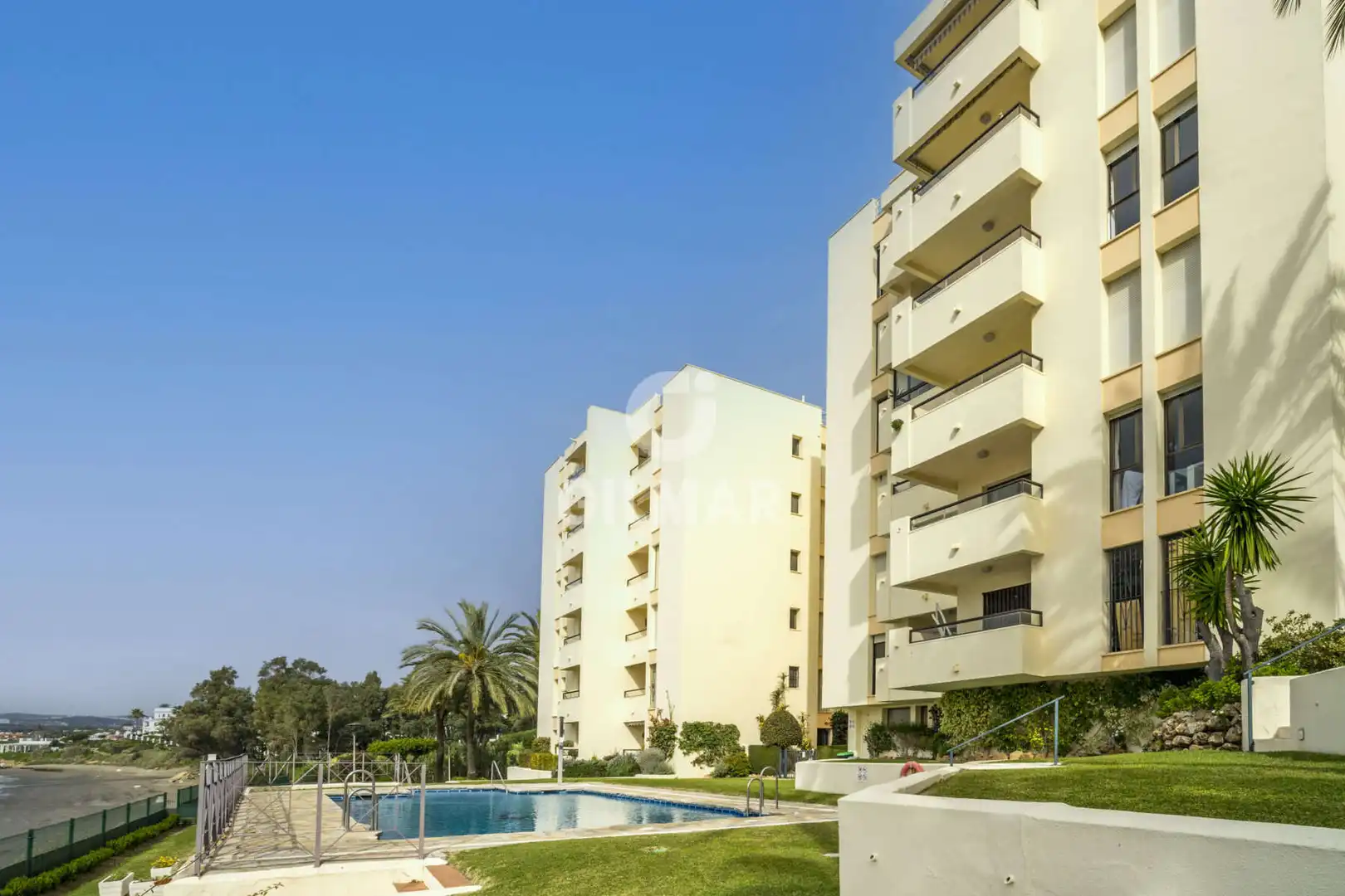 Vista exterior de Planta baja en venta en Estepona con Calefacción, Jardín privado y Piscina