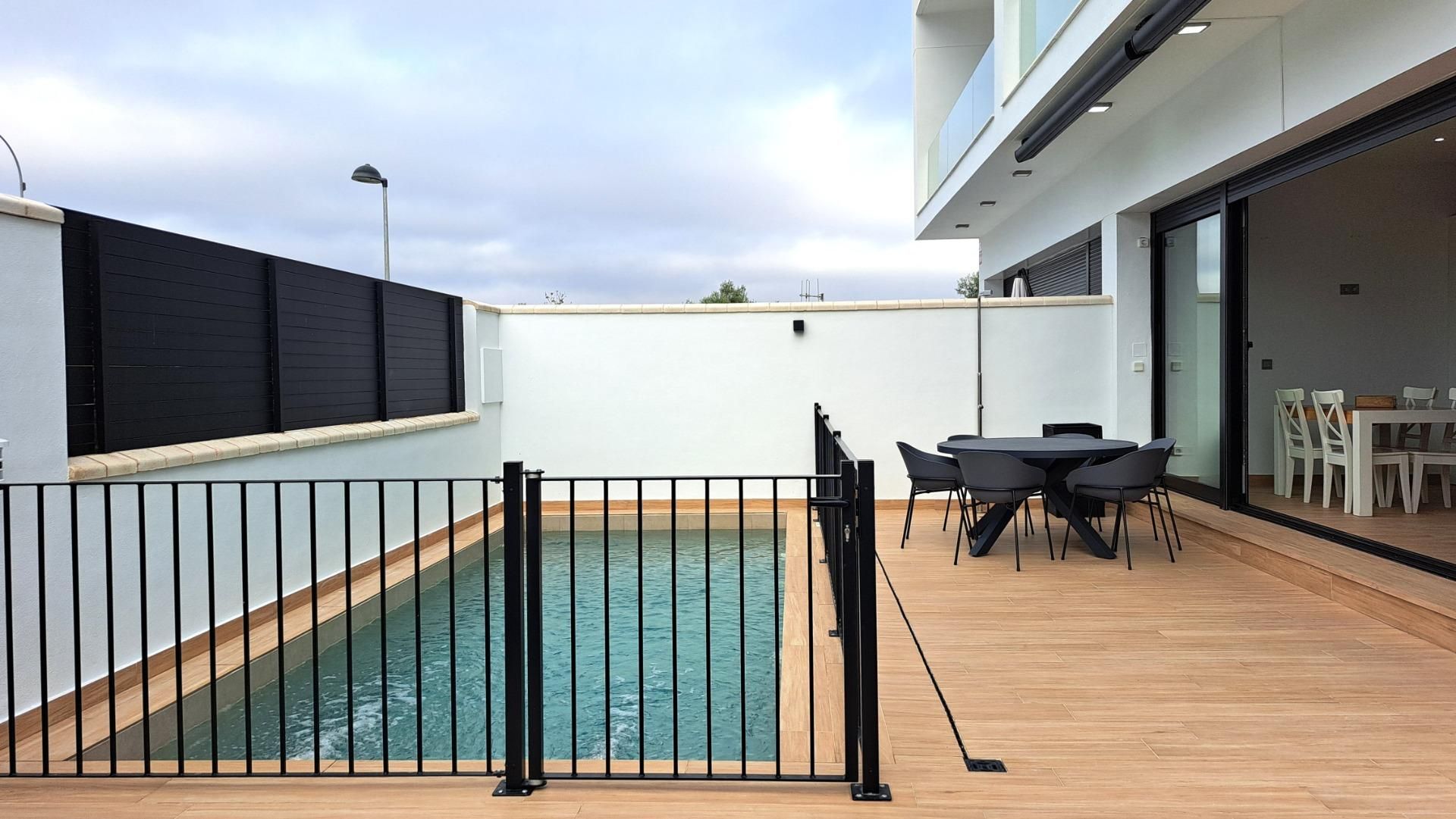 Piscina de Casa adosada en venda en Mairena del Aljarafe amb Aire condicionat, Calefacció i Terrassa