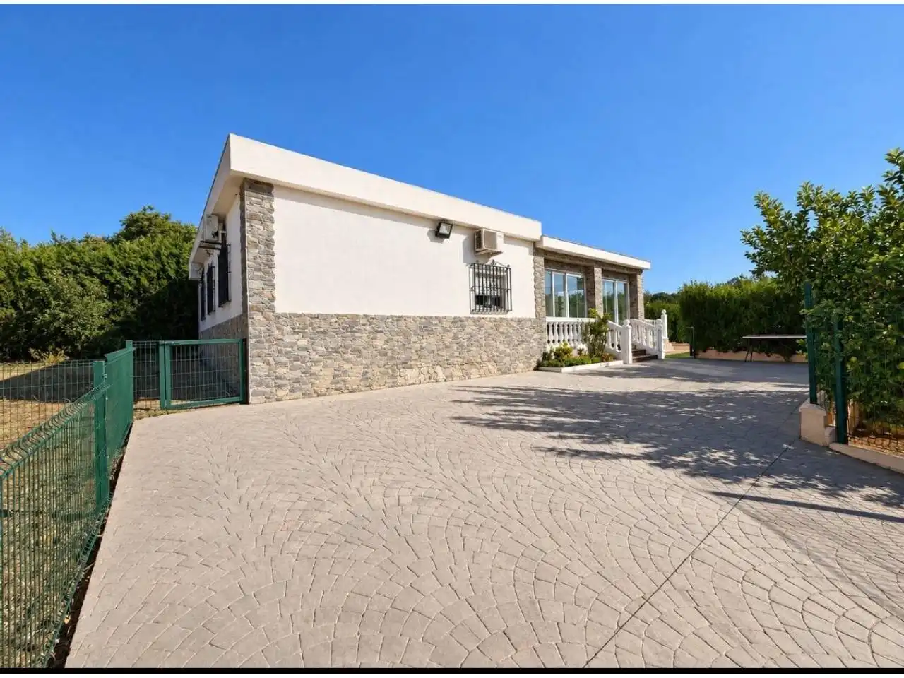 Vista exterior de Casa o chalet en venta en Carmona con Aire acondicionado, Calefacción y Terraza
