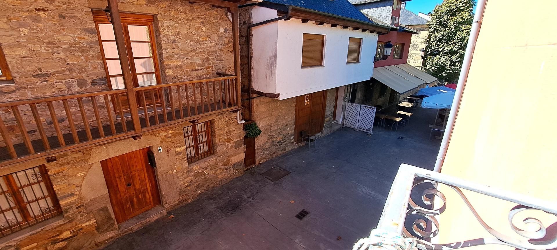 Vista exterior de Casa o xalet en venda en Molinaseca amb Calefacció