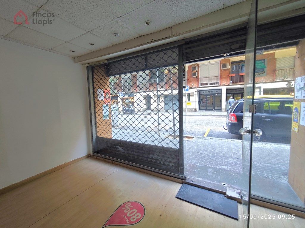 Vista exterior de Local en venda en  Barcelona Capital
