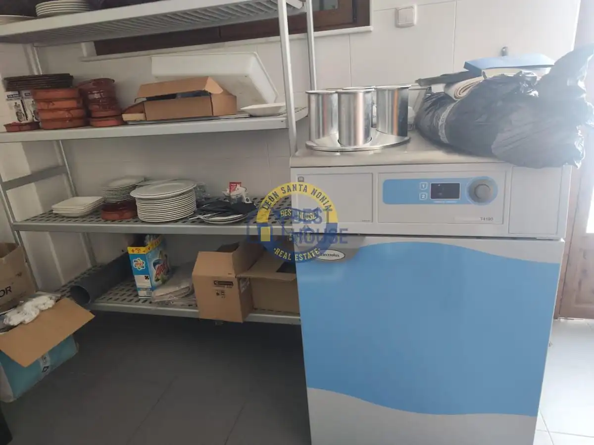 Kitchen of Commercial properties for sale in Villamañán  with Air Conditioner, Parquet flooring and Terrace